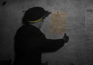 Image en noir et blanc d'un officier affichant un avis au mur, superposée de textures abstraites.