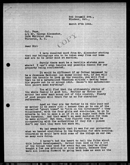 Un microfilm noir et blanc scanné d'une copie dactylographiée d'une lettre adressée au représentant du gouvernement Colonel Pope c/o M. George Alexander de Macer Okamoto concernant la dépossession de sa propriété. Tampon encreur indique "COPY". Page 1 sur 2.