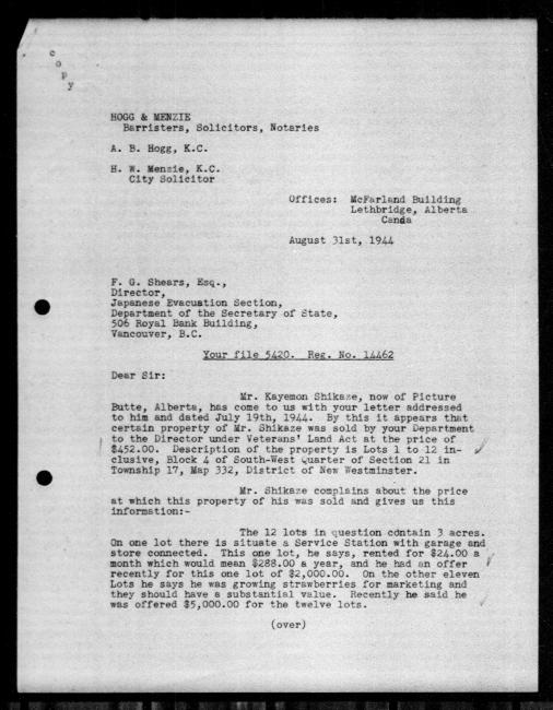 Un microfilm noir et blanc scanné d'une copie dactylographiée d'une lettre adressée au gouvernement de Hogg and Menzie, avocats, concernant la dépossession de la propriété de Kayemon Shikaze. Il y a des marques manuscrites dans la marge droite. Page 1 sur 2.