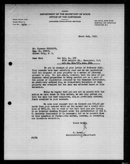 Un microfilm noir et blanc scanné d'une lettre de réponse dactylographiée à Toyemon Fukumoto du représentant du gouvernement P Douet concernant la dépossession de sa propriété. Il y a la signature de l'auteur. La lettre a été dactylographiée sur le papier à en-tête du ministère canadien du secrétaire d'état.