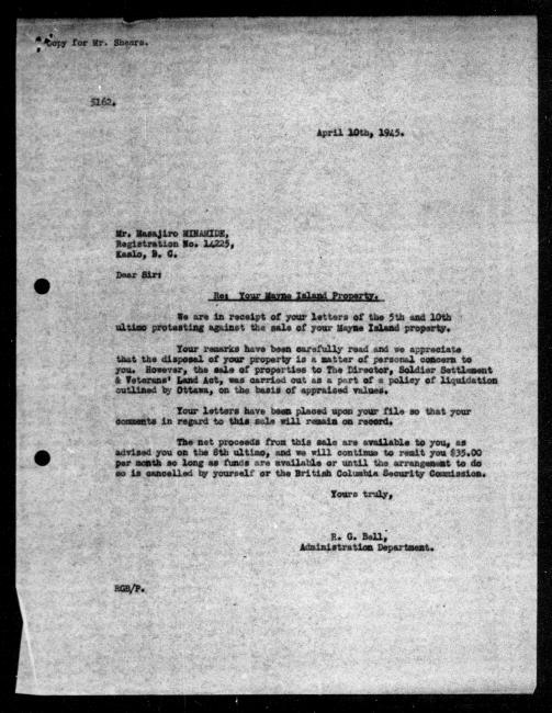 Un microfilm noir et blanc scanné d'une lettre de réponse dactylographiée à Masajiro Minamide du représentant du gouvernement R.G. Bell concernant la dépossession de sa propriété.