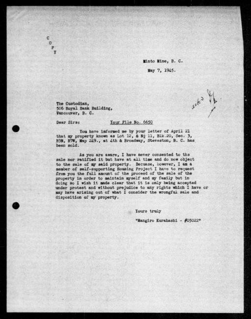 Un microfilm noir et blanc scanné d'une copie dactylographiée d'une lettre adressée au gouvernement de Mangiro Kurahashi concernant la dépossession de sa propriété. Il y a une annotation manuscrite dans la marge droite.