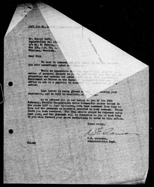 Un microfilm noir et blanc scanné d'une lettre de réponse dactylographiée à Kiyoji Kato du représentant du gouvernement W.E. Anderson concernant la dépossession de sa propriété.