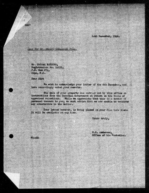 Un microfilm noir et blanc scanné d'une lettre de réponse dactylographiée à Chiaki Katsuno du représentant du gouvernement W.E. Anderson concernant la dépossession de sa propriété.