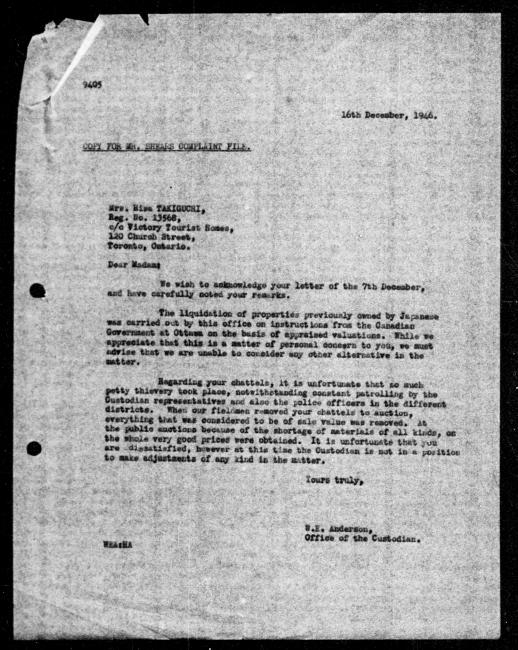 Un microfilm noir et blanc scanné d'une lettre de réponse dactylographiée à Hisa Takiguchi du représentant du gouvernement W.E. Anderson concernant la dépossession de sa propriété.