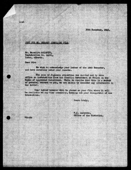 Un microfilm noir et blanc scanné d'une lettre de réponse dactylographiée à Masahiro Sakamoto du représentant du gouvernement W.E. Anderson concernant la dépossession de sa propriété.