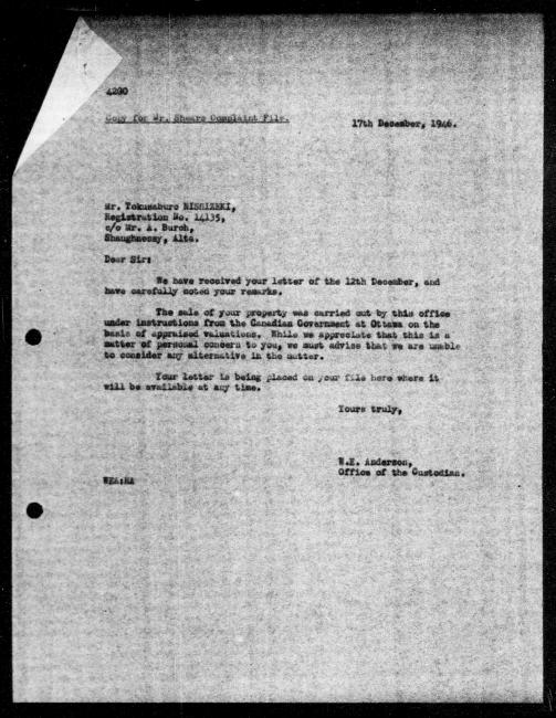 Un microfilm noir et blanc scanné d'une lettre de réponse dactylographiée à Tokusaburo Nishizeki du représentant du gouvernement W.E. Anderson concernant la dépossession de sa propriété.