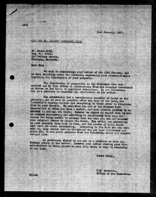 Un microfilm noir et blanc scanné d'une lettre de réponse dactylographiée à Masao Miki du représentant du gouvernement W.E. Anderson concernant la dépossession de sa propriété.