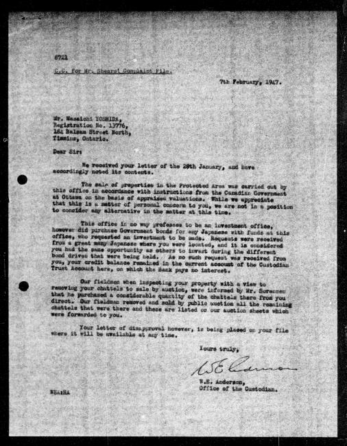 Un microfilm noir et blanc scanné d'une lettre de réponse dactylographiée à Msaichi Yoshida du représentant du gouvernement W.E. Anderson concernant la dépossession de sa propriété. Il y a la signature de l'auteur.