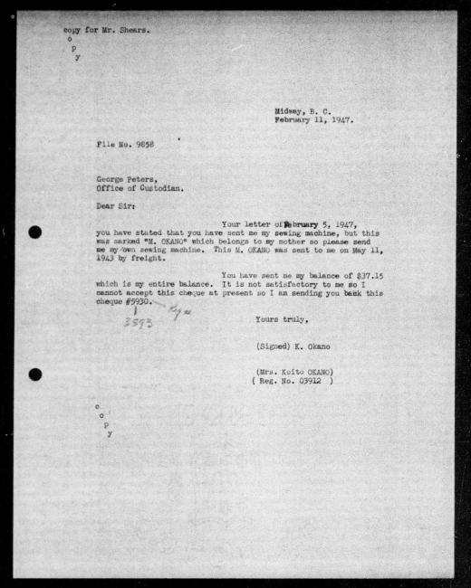 Un microfilm noir et blanc scanné d'une copie dactylographiée d'une lettre adressée au représentant du gouvernement George Peters de Koito Okano concernant la dépossession de sa propriété. Il y a des annotations manuscrites dans la lettre.