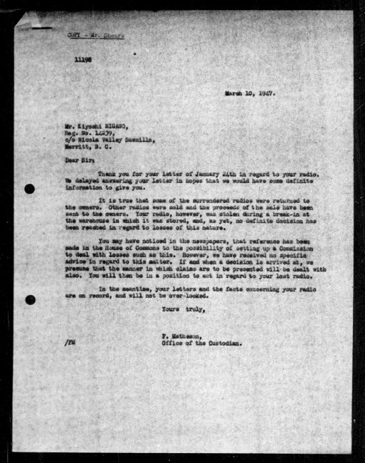 Un microfilm noir et blanc scanné d'une lettre de réponse dactylographiée à Kiyoshi Higano du représentant du gouvernement F Matheson concernant la dépossession de sa propriété.