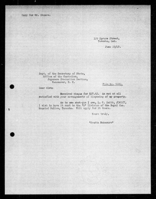 Un microfilm noir et blanc scanné d'une copie dactylographiée d'une lettre adressée au gouvernement de Scutta Nakamura concernant la dépossession de sa propriété.
